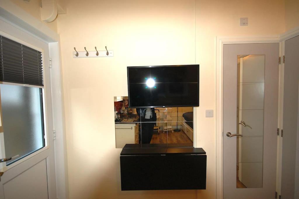St 7 - Cosy, Modern Apartment-corbyn St N4 Londen